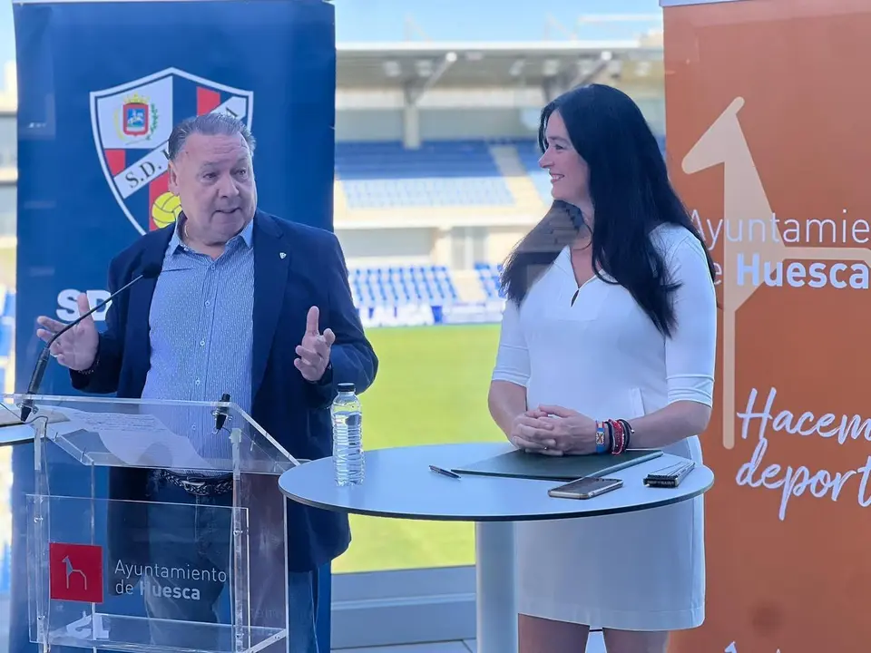 El presidente de la SD Huesca, Agust&iacute;n Lasaosa, junto a la alcaldesa de Huesca, Lorena Orduna. 