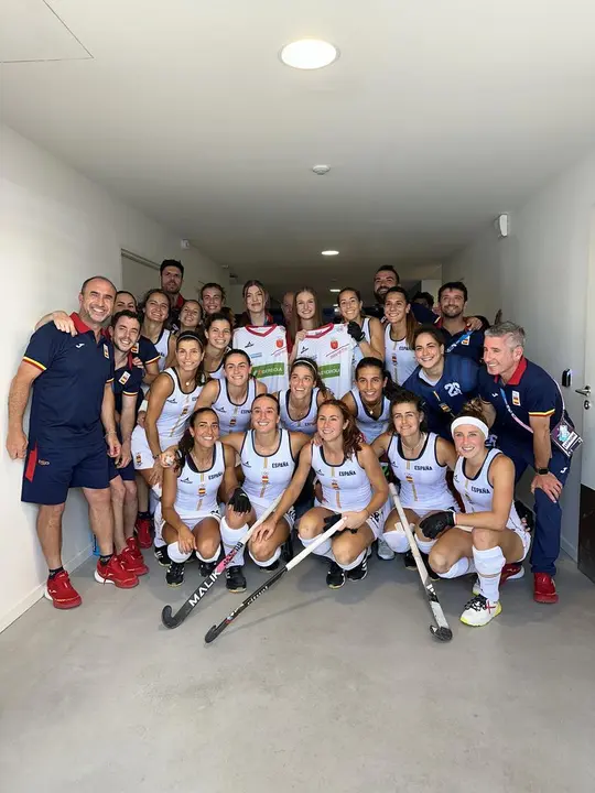 La selecci&oacute;n espa&ntilde;ola posando junto a la Princesa Leonor y la Infanta Sof&iacute;a tras la victoria frente a Gran Breta&ntilde;a. Fotograf&iacute;a: Casa de S.M. el Rey.