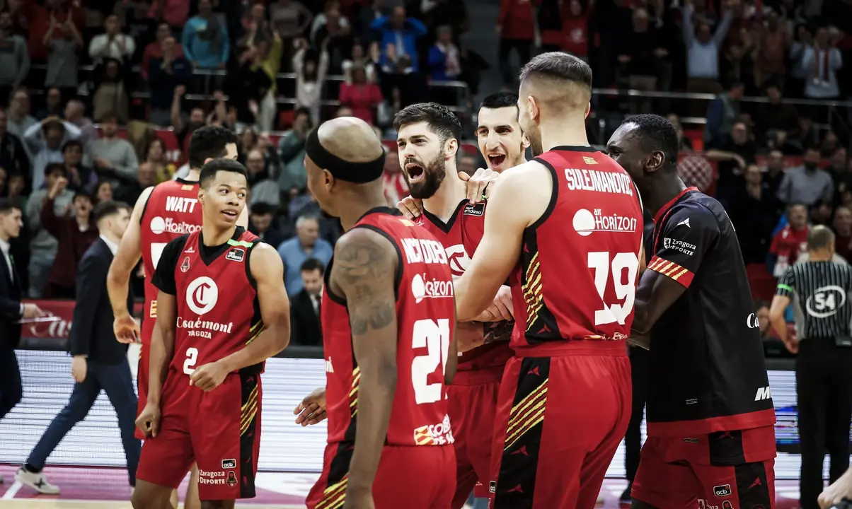 El Casademont celebrando el triunfo en el curso pasado ante el R&iacute;o Breog&aacute;n por 63-61. Fotograf&iacute;a: Casademont Zaragoza.