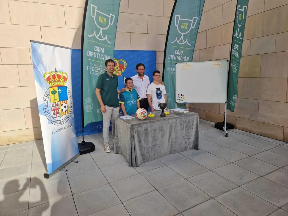 Imagen de los protagonistas del sorteo de la primera edici&oacute;n de la Copa Diputaci&oacute;n. Foto: Cedida