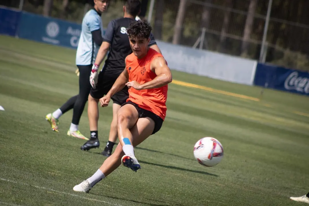 Javi Mier, durante el entrenamiento matutino de este martes en la BAF. Fotograf&iacute;a: SD Huesca.