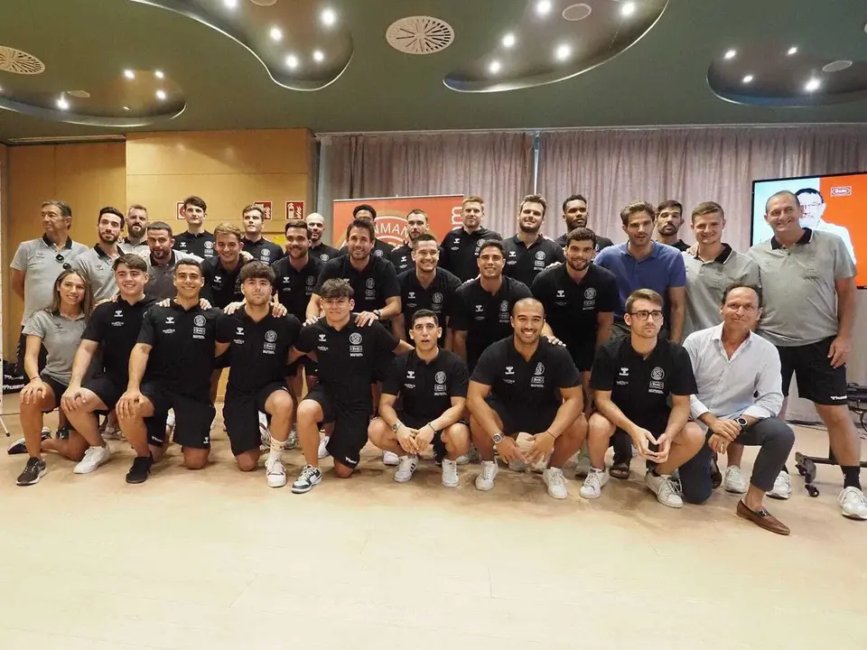 Plantilla, t&eacute;cnicos y responsables m&eacute;dicos del Bada Huesca para la temporada 2024/25. Foto: C.Pascual