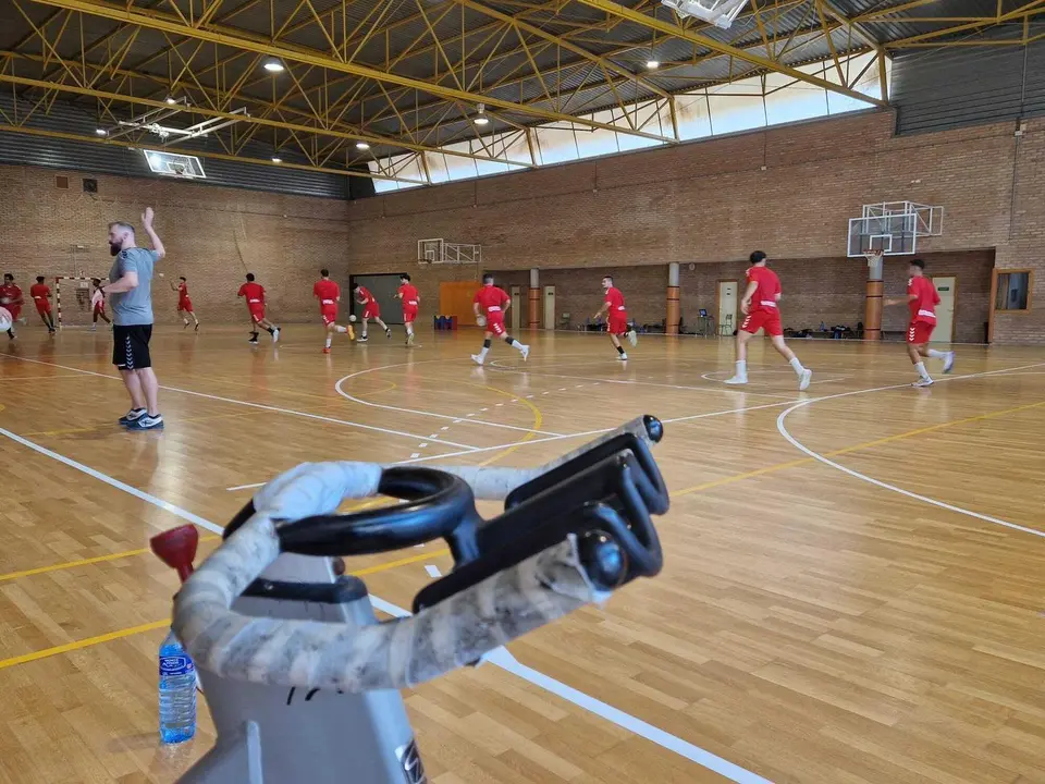 El Bada Huesca 2024(25 ha firmado ya su primer entrenamiento de la pretemporada en el Pedro J. Rubio que se convierte en su casa durante este verano. Foto: Sportaragon 