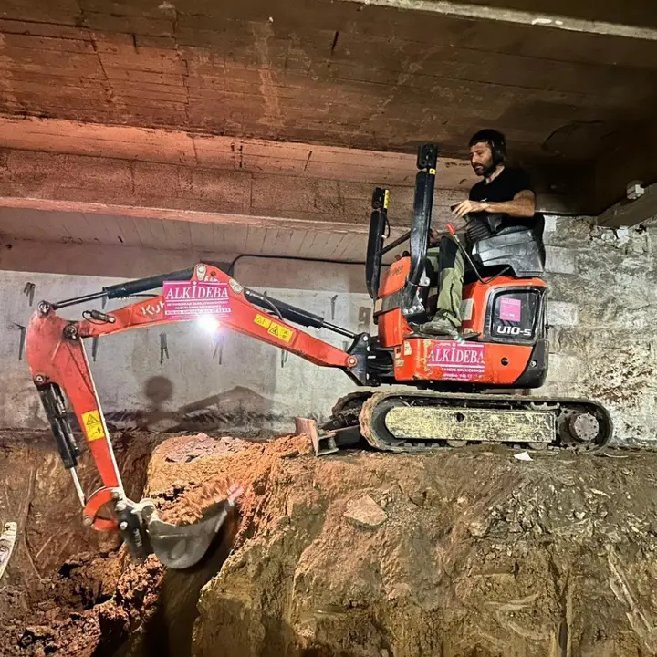 Alex Txikon, en una excavadora, para un prroyecto m&aacute;s que interesante. Foto: A. T.