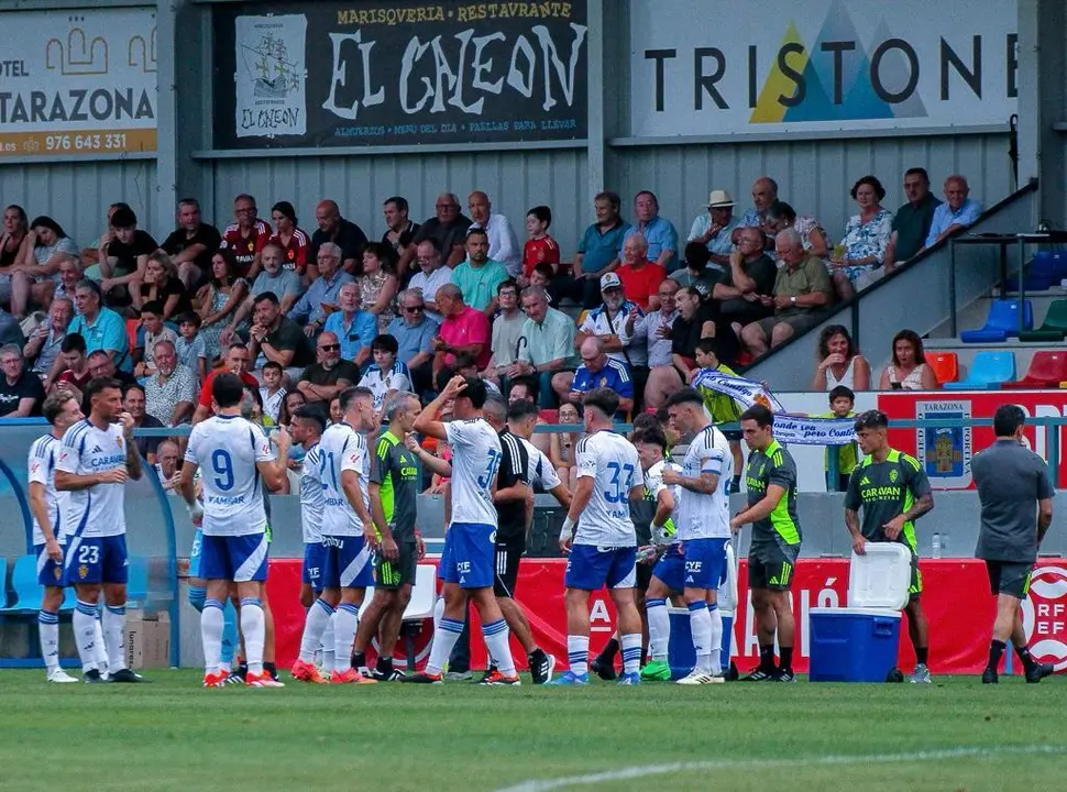 La plantilla del Real Zaragoza, en el cooling break ante el Tarazona (Foto: Almudena Sope&ntilde;a).