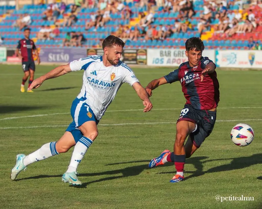 Mario Sober&oacute;n se enfrenta al club de su formaci&oacute;n, el Racing de Santander. Tambi&eacute;n al m&aacute;ximo goleador de la categor&iacute;a: Andr&eacute;s Mart&iacute;n |  Foto: SportArag&oacute;n / Almudena Sope&ntilde;a (@petitealmu)