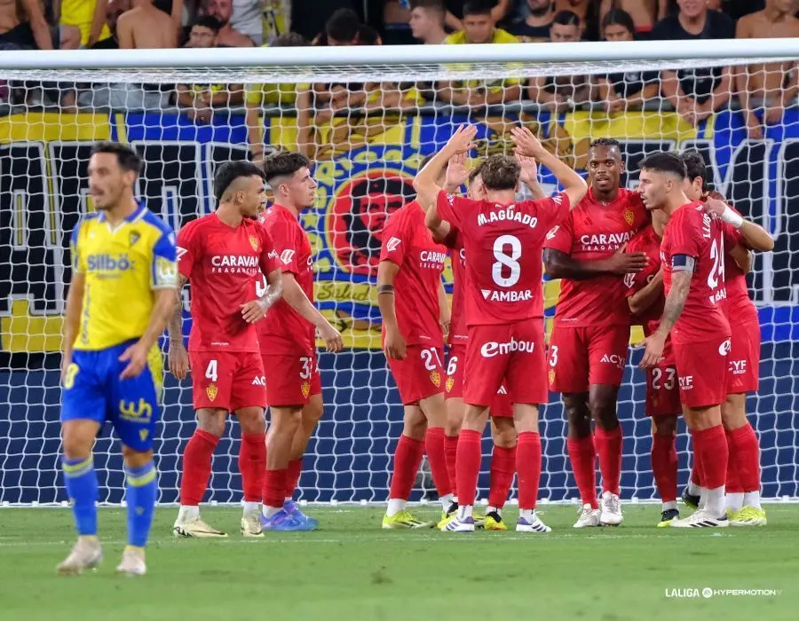 Los jugadores del Zaragoza celebran uno de los goles ante el C&aacute;diz (Foto: LaLiga).