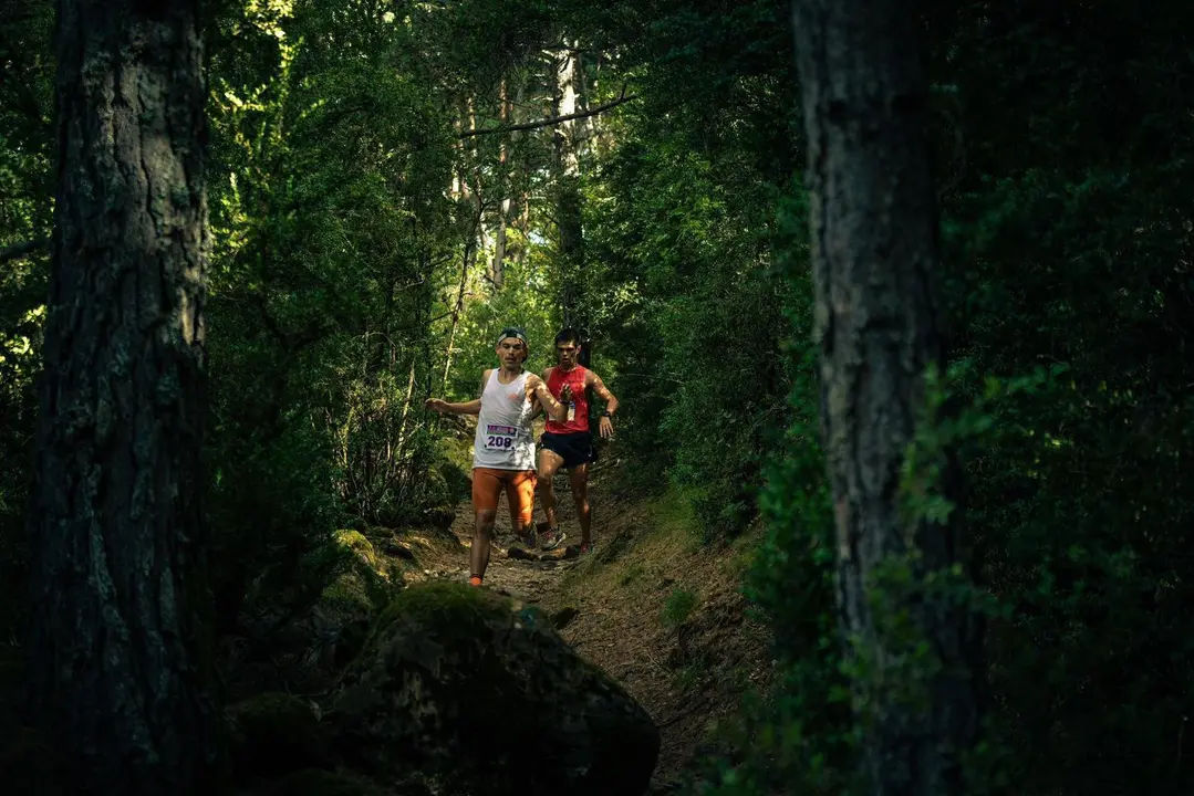 Dos corredores en uno de los bellisimos tramos de la Subida a la Fuente del Paco en Villan&uacute;a. Foto: Turismo de Villan&uacute;a/Yhabril Moro