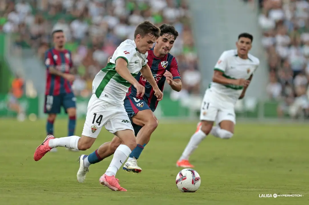 Javi Mier intenta robar un bal&oacute;n en el centro del campo del Mart&iacute;nez Valero. Foto: LaLiga
