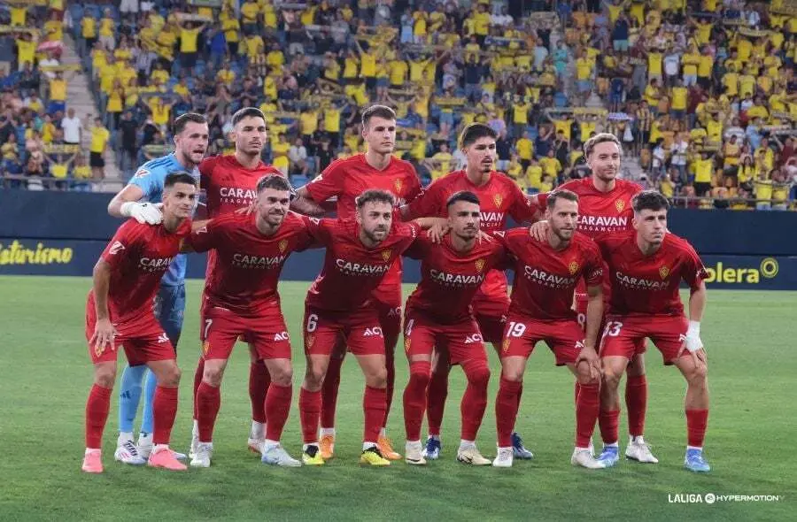 El once inicial del Real Zaragoza ante el C&aacute;diz. Fotograf&iacute;a: LaLiga.