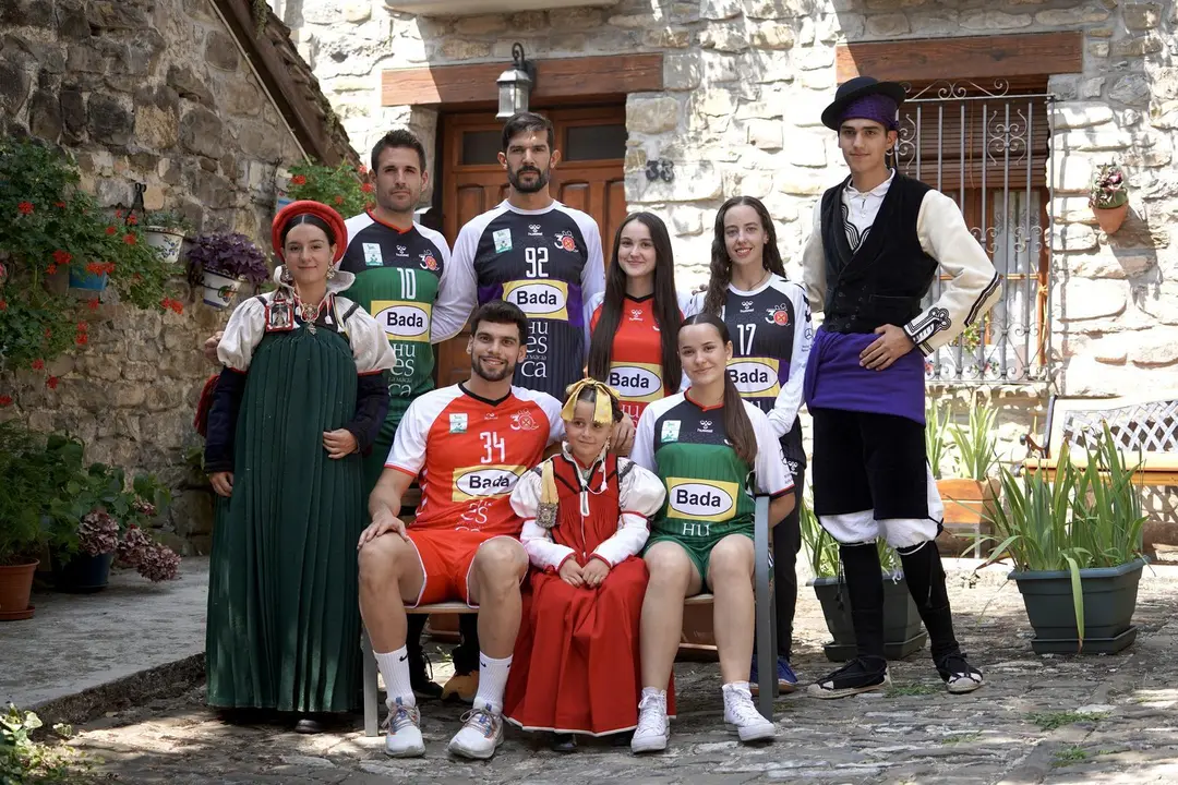 Jugadores y jugadoras del BM Huesa posan con vecinos de Ans&oacute; vestidos con sus tradicionales trajes a los que el equipo rinde homenaje esta temporada. Foto: Aar&oacute;n Navarro