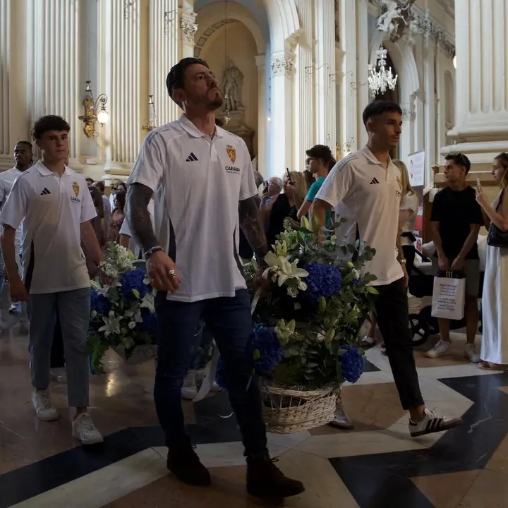 Cristian junto a Llu&iacute;s L&oacute;pez, cargando con la ofrenda para la Virgen del Pilar. Fotograf&iacute;a: Tino Gil / RZ.