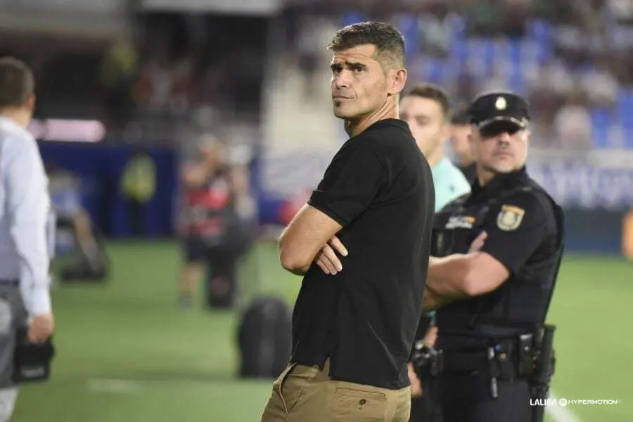 Hidalgo, en la imagen, minutos antes de iniciarse el partido ente la SD Huesca y el D&eacute;por. Foto: LaLiga