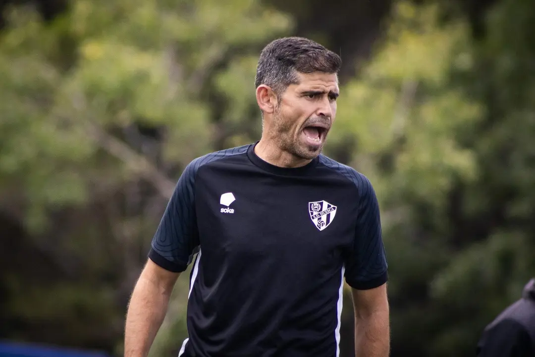Antonio Hidalgo, durante un entrenamiento con la SD Huesca. Fotograf&iacute;a: SD Huesca.