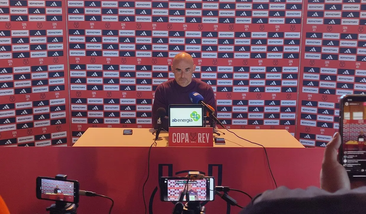 Dani Mart&iacute;nez en la rueda de prensa del choque les enfrent&oacute; al FC Barcelona, el curso pasado, en la Copa del Rey. Fotograf&iacute;a: UD Barbastro.