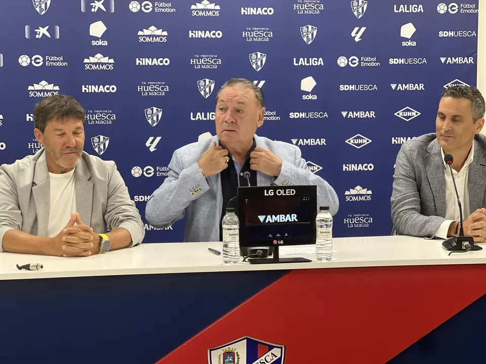 Agust&iacute;n Lasaosa junto a representantes de Hinaco.