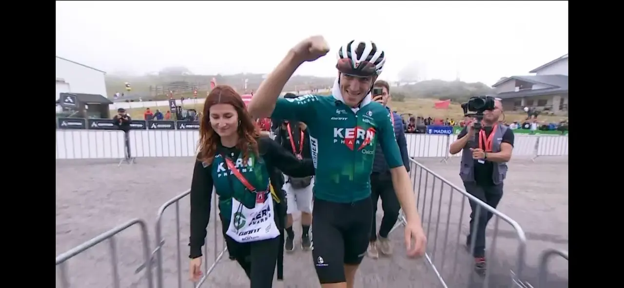 Pablo Castrillo, en la imagen, ya m&aacute;s descansado tras el esfuerzo en su segunda victoria en La Vuelta. Foto: RTVE