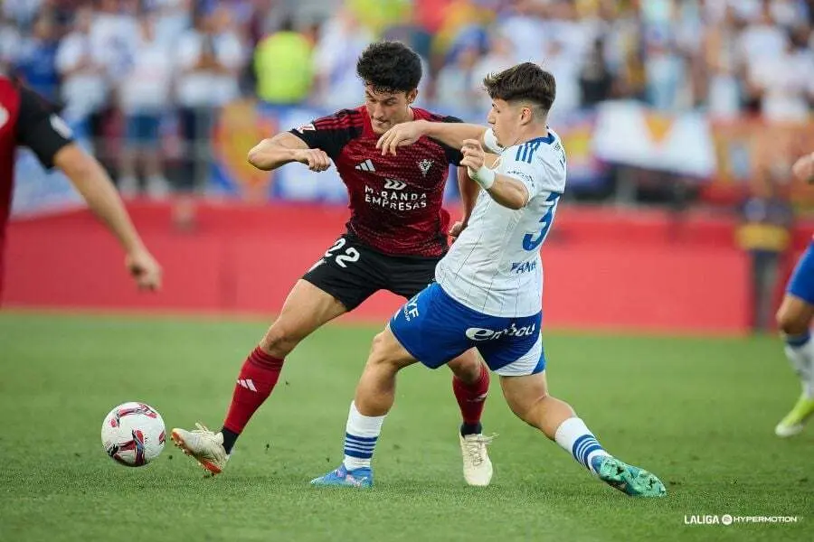 Liso pugna con Juan Guti&eacute;rrez por un bal&oacute;n (Foto: LaLiga).