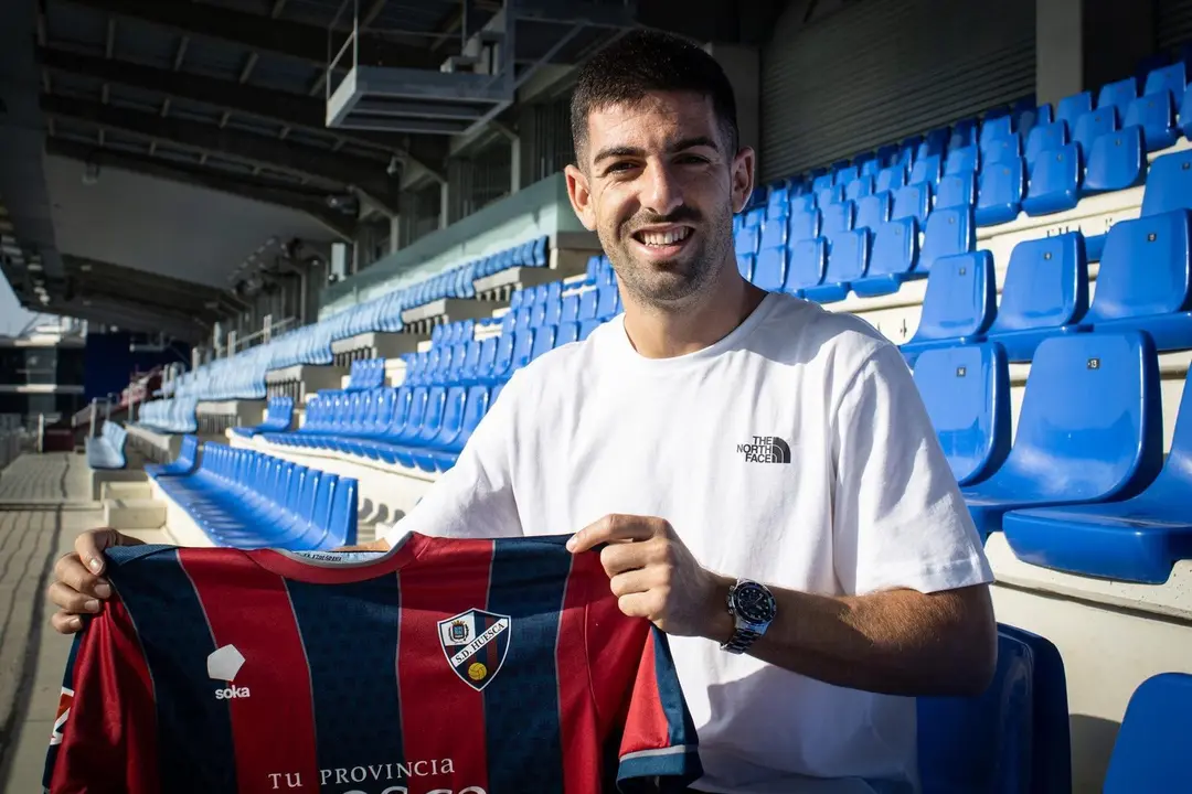 Iker Unzueta posando con la camiseta de la SD Huesca. Fotograf&iacute;a: SD Huesca.