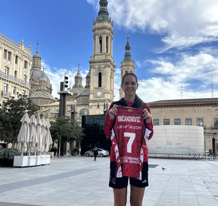 Brčaninović, posa con la camiseta del Casademont Zaragoza. Fotograf&iacute;a: Casademont Zaragoza.