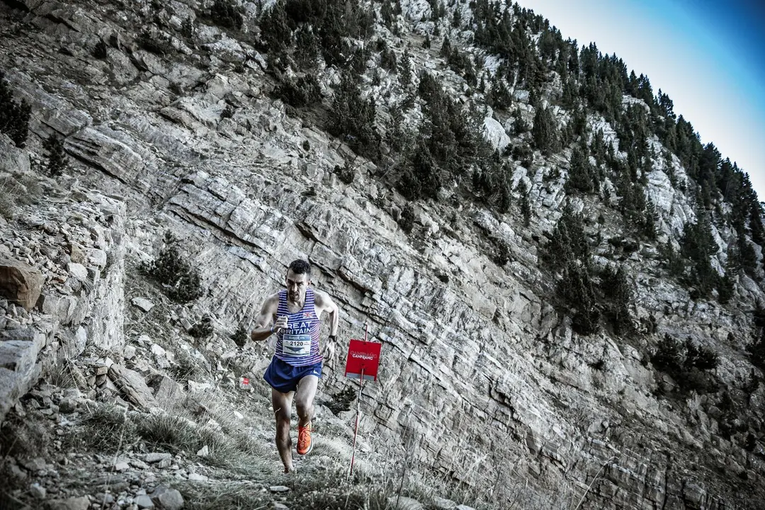Un corredor por uno de los tramos del Mundial M&aacute;ster celebrado en Canfranc. Foto: Rub&eacute;n Fueyo