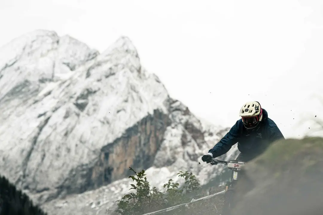 Torralba durante un tramo poir unos Dolomitas donde la nieve ya ha hecho acto de aparici&oacute;n. Foto: Cedida