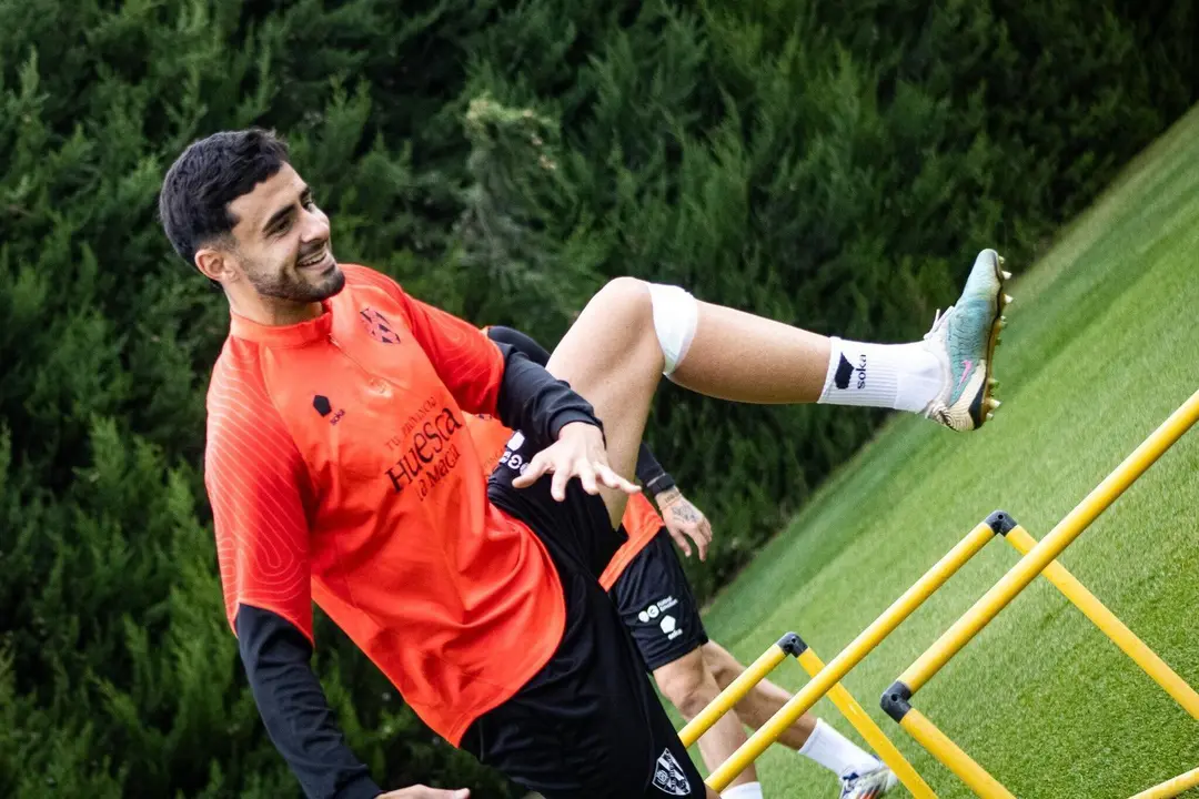 Rub&eacute;n Pulido en un entrenamiento con el Huesca. Temporada 24/25. Foto: SD Huesca