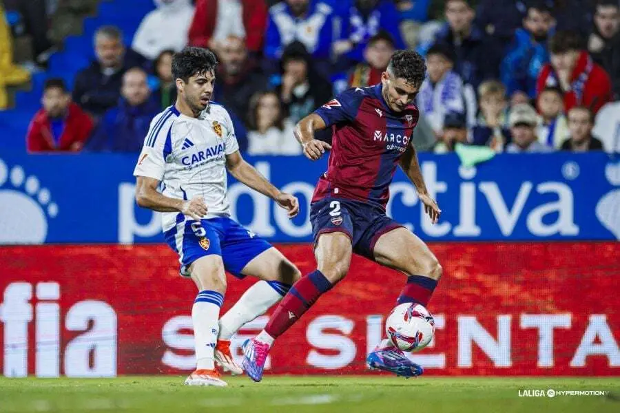 Enrique Clemente pugnando por un bal&oacute;n ante el Levante. Fotograf&iacute;a: LaLiga.