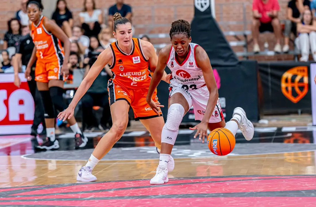 Mawuli, botando el bal&oacute;n. Fotograf&iacute;a: Valencia Basket.