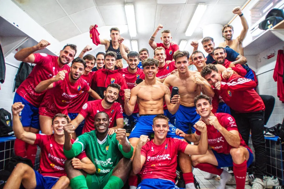 El Teruel festeja su primera victoria del curso. Fotograf&iacute;a: CD Teruel.