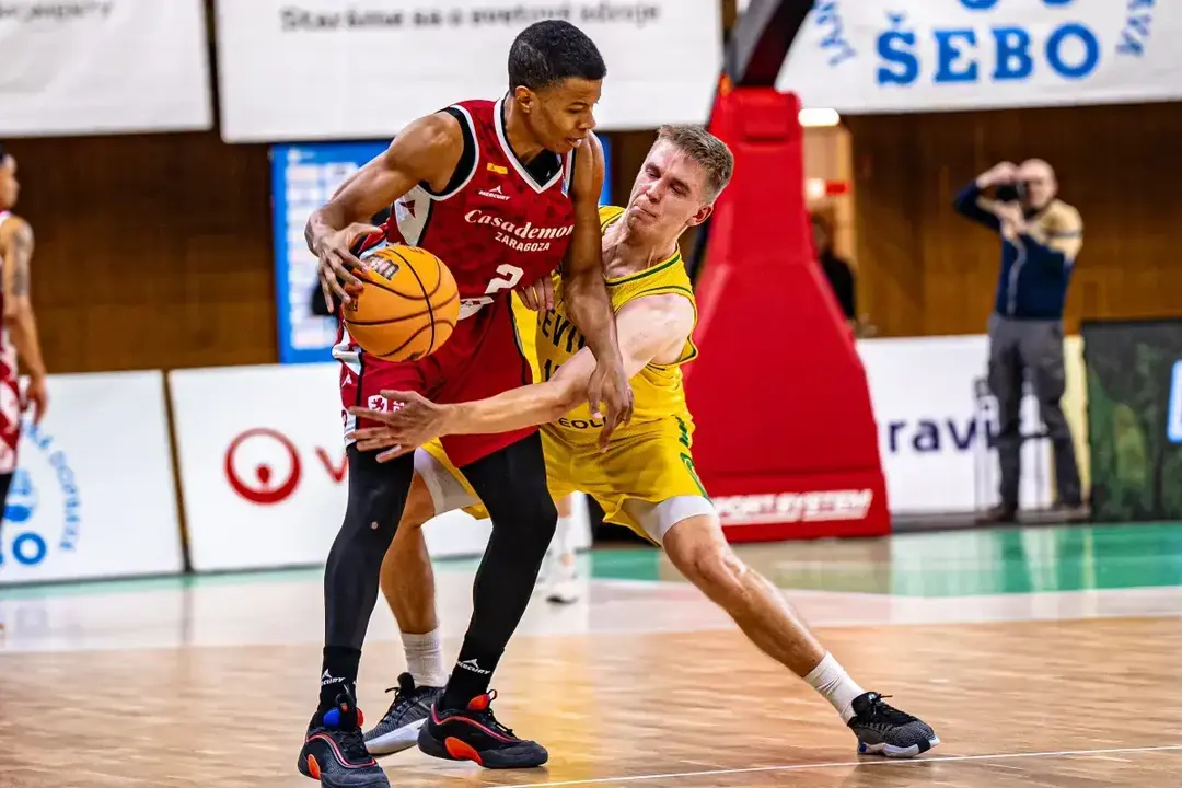 Trae Bell-Haynes, durante el encuentro ante el Levice. Fotograf&iacute;a: FIBA.
