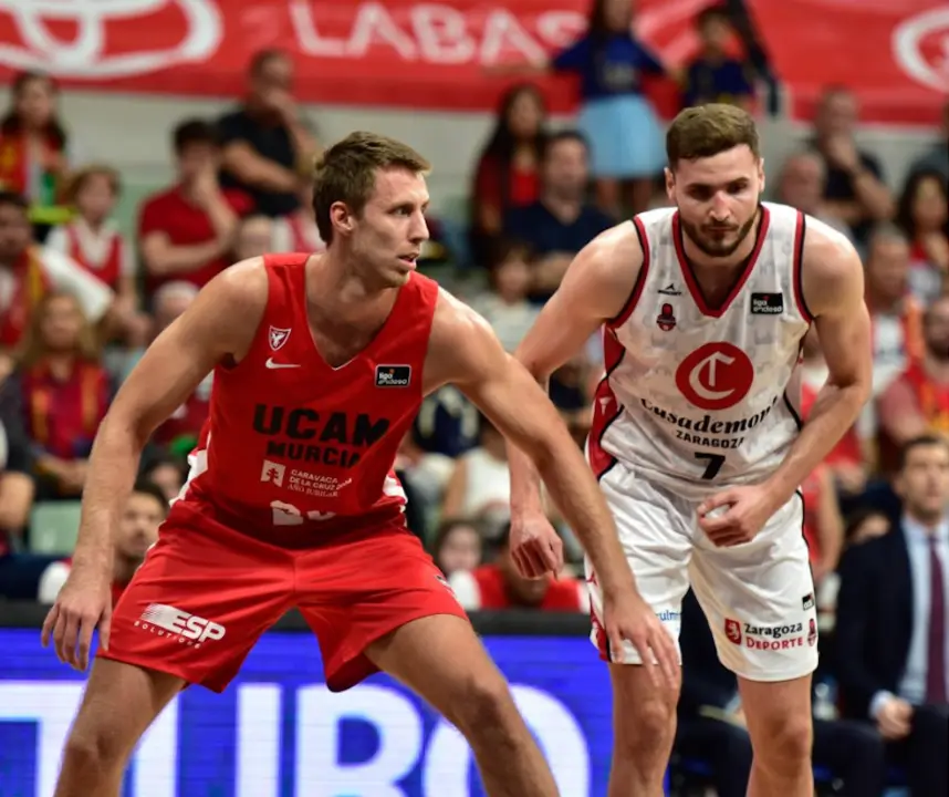 Sulejmanovic, pendiente de pugnar por un bal&oacute;n. Fotograf&iacute;a: X de UCAM Murcia.