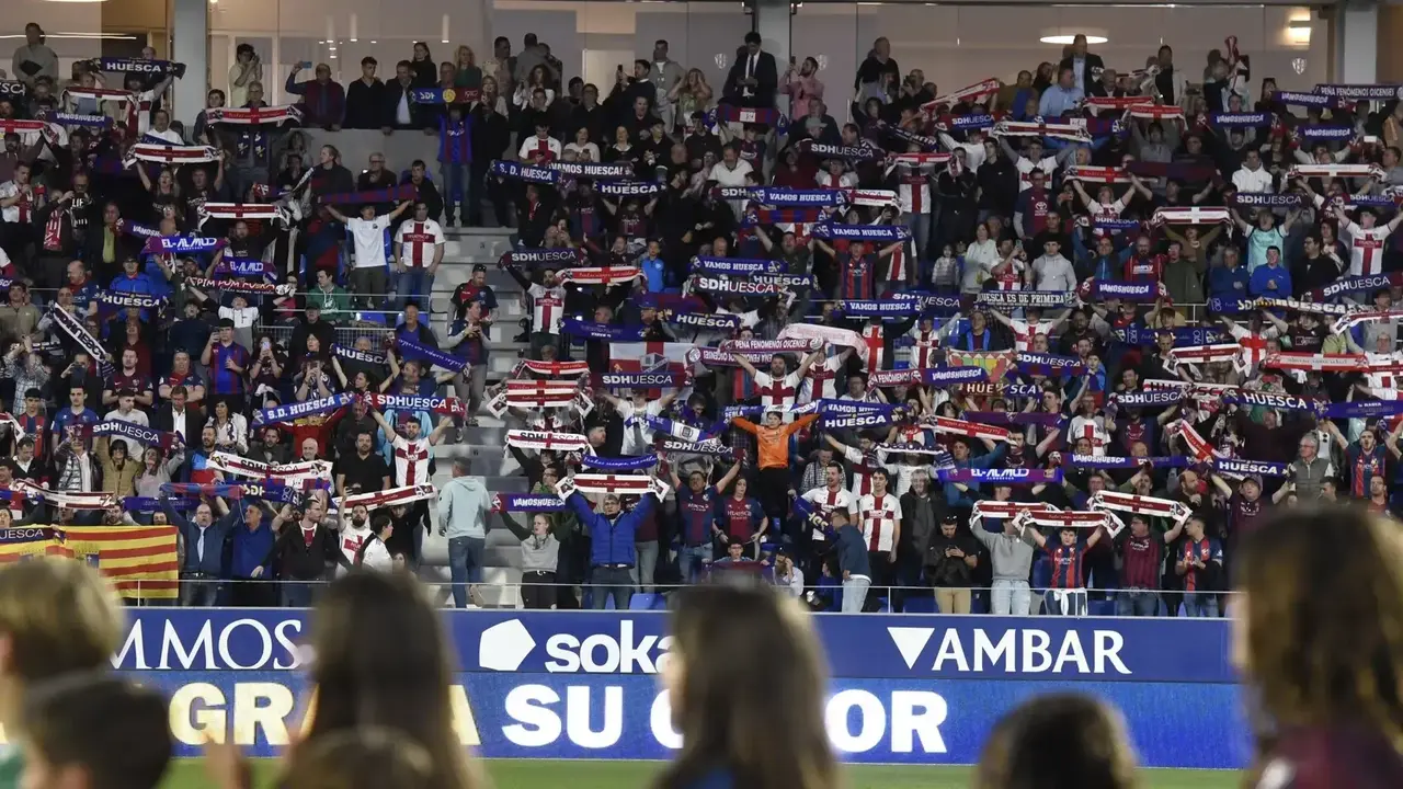 El Alcoraz, animando a los suyos. Fotograf&iacute;a: SD Huesca.