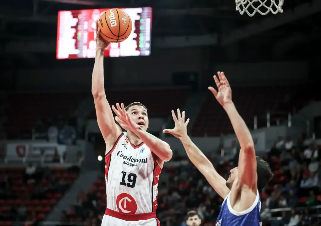 Sulejmanovic haciendo un 'gancho' para anotar. Fotograf&iacute;a: FIBA.