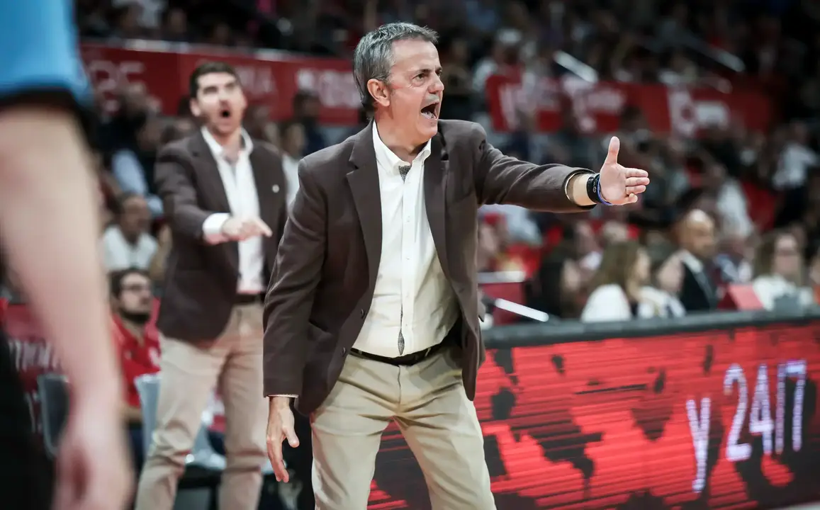 Porfi Fisac, dando indicaciones ante el Anorthosis en la FIBA Europe Cup. Fotograf&iacute;a: FIBA.