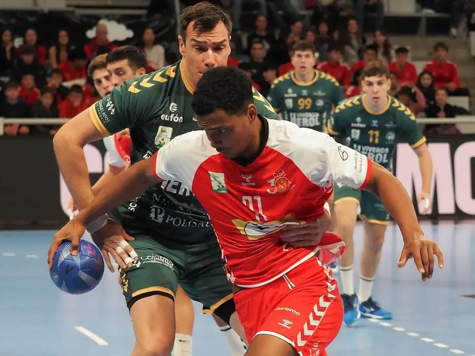 Samuel Cordi&eacute;s pugna con Guardiola en el Bada Huesca Nava. Foto: C.Pascual