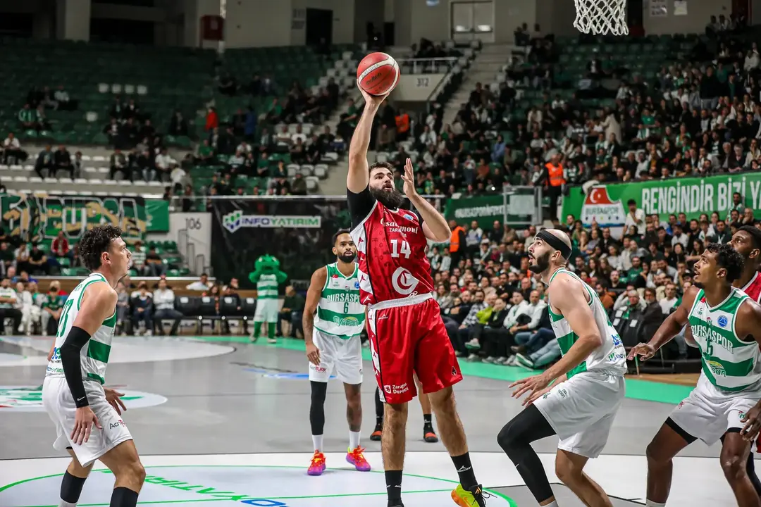 Dubljevic, finalizando a canasta delante de Sharma. Fotograf&iacute;a: FIBA