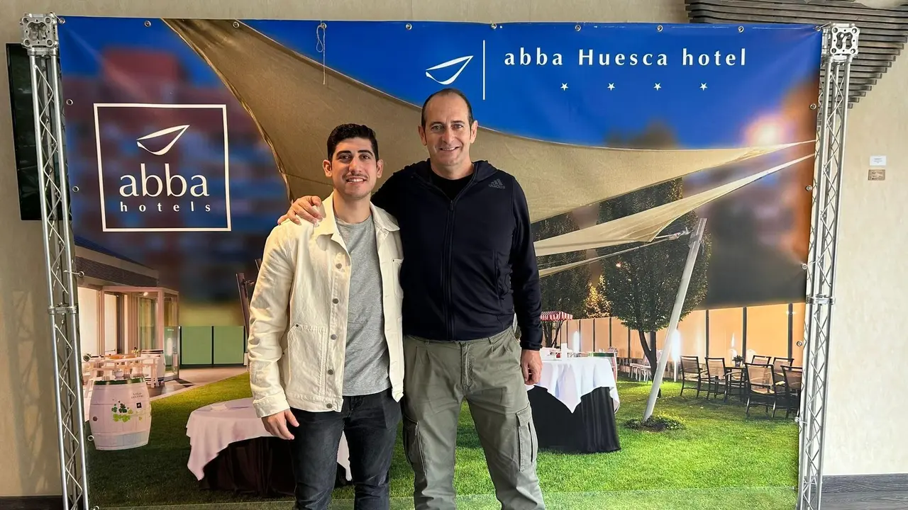 'Charly', que firm&oacute; un gran partido la pasada jornada, con el t&eacute;cnico Nolasco. Foto: Cedida