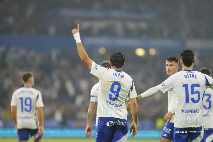 Az&oacute;n celebra un gol con el Real Zaragoza | Foto: La Liga