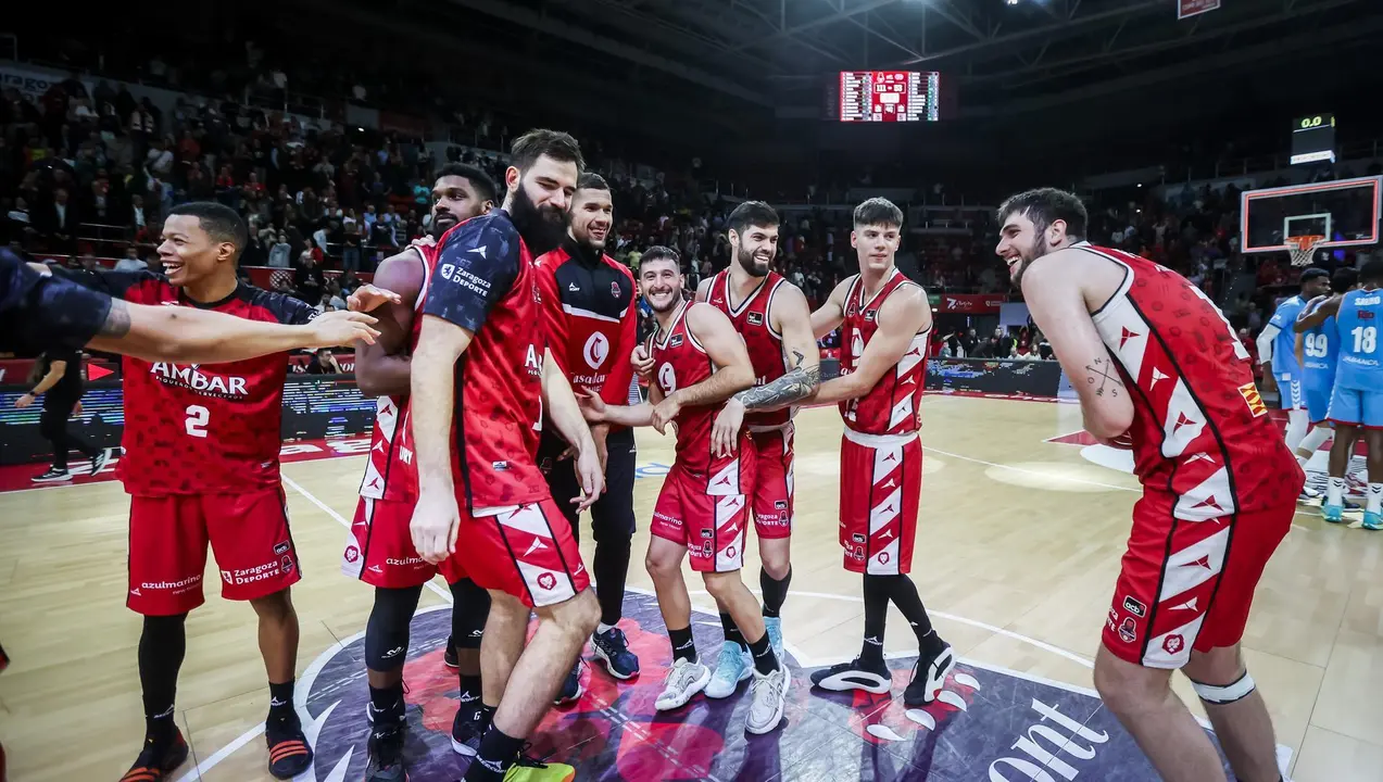 La plantilla rojilla celebra la victoria, al t&eacute;rmino del encuentro el s&aacute;bado. Fotograf&iacute;a: Casademont Zaragoza