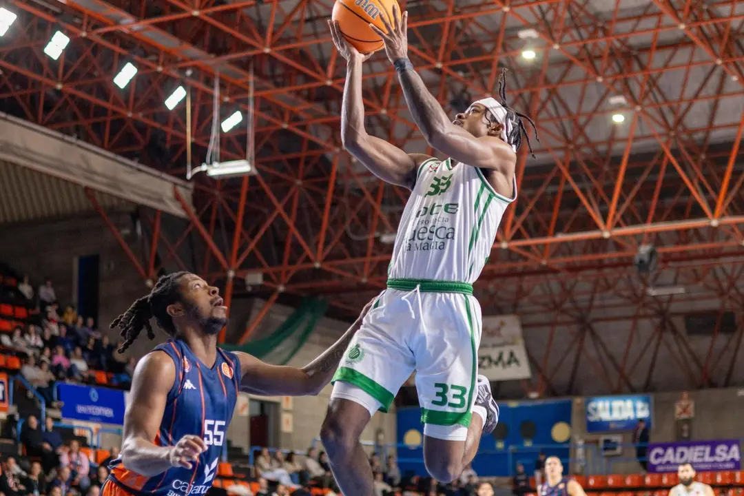Lysander Bracey entrando a canasta. Fotograf&iacute;a: Lobe Huesca.