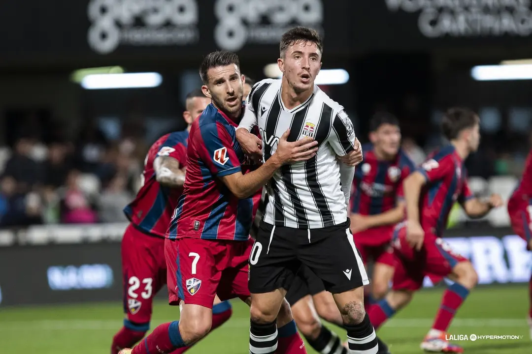 El Huesca visit&oacute; Cartagonova. En la imagen, luchan por una posici&oacute;n Gerard Valent&iacute;n y Dani Escriche. Foto: LaLiga