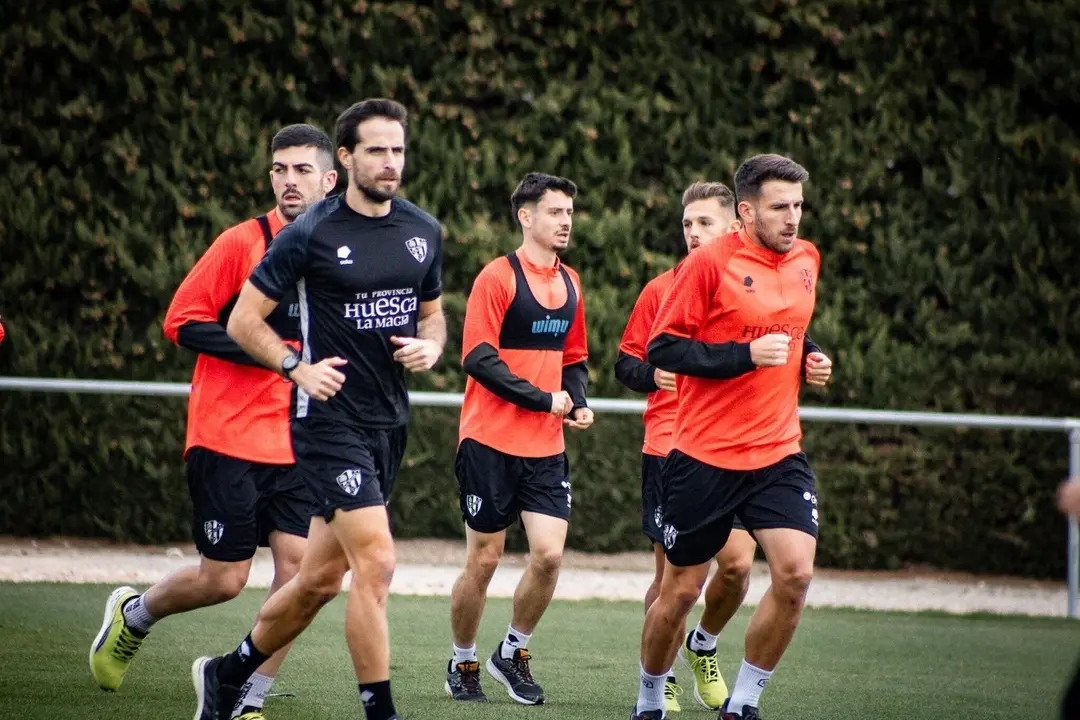 Valent&iacute;n est&aacute; al frente del grupo en un entrenamiento del Huesca en la BAF. Temporada 24-25. Foto: SD Huesca