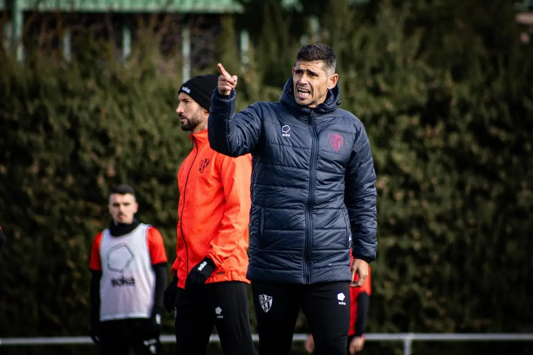 Antonio Hidalgo da indicaciones durante un entrenamiento. Foto: SD Huesca