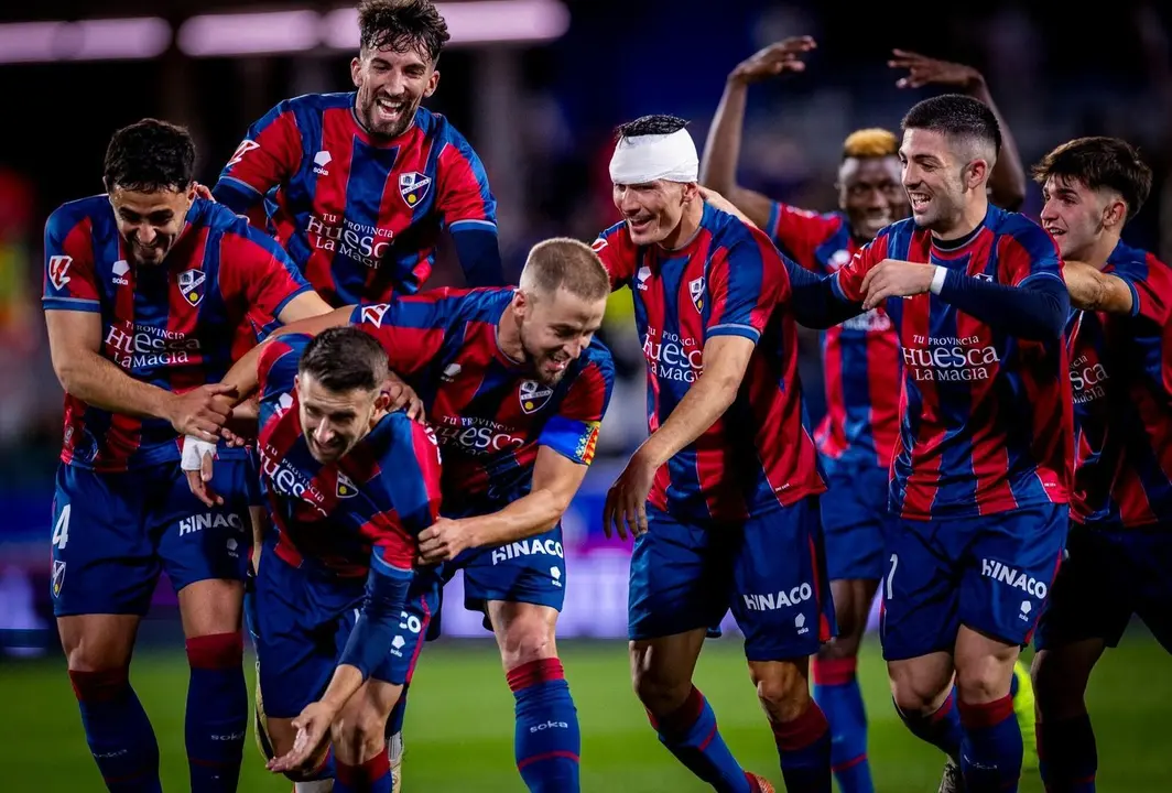 La plantilla del Huesca celebra el gol de Valent&iacute;n ante el Real Zaragoza. Foto: SD Huesca