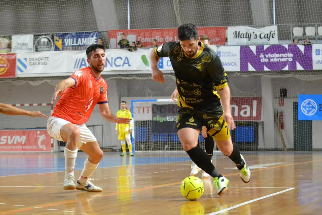 Jorge Tabuenca intenta robar un bal&oacute;n a un jugador del Lugo Sala. Fotograf&iacute;a: Entrerr&iacute;os ZGZ.
