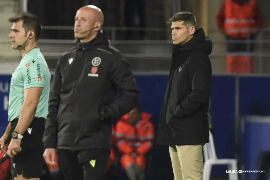 El t&eacute;cnico del Huesca en segundo plano observa a sus jugadores contra el Castell&oacute;n. Foto: LaLiga