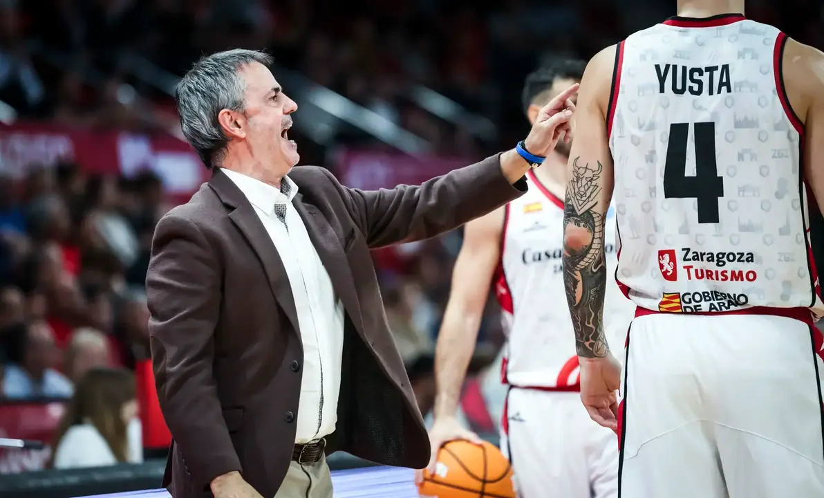 Fisac dando instrucciones durante un encuentro de FIBA Europe Cup. Fotograf&iacute;a: FIBA.