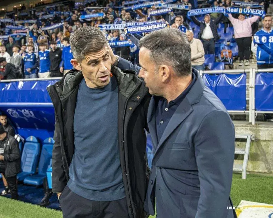 Antonio Hidalgo saluda a Javi Calleja antes del inicio del partido. Foto: LaLiga