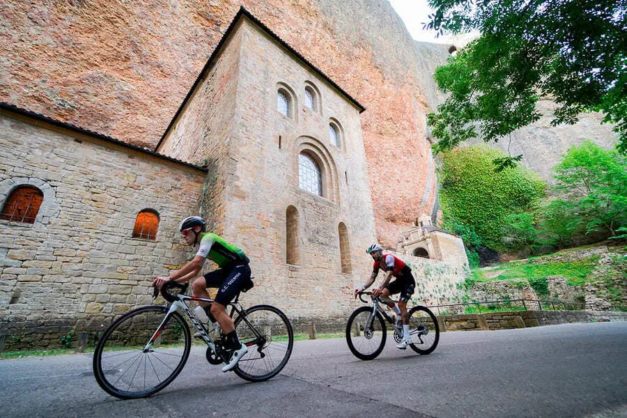 Imagen durante la pasada edici&oacute;n de la prueba cicloturista La Magia del Grial a su paso por el monasterio de San Pedro el Viejo. Foto: Cedida